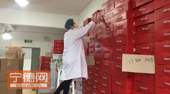 “双十一”期间,品品香员工检查存货。