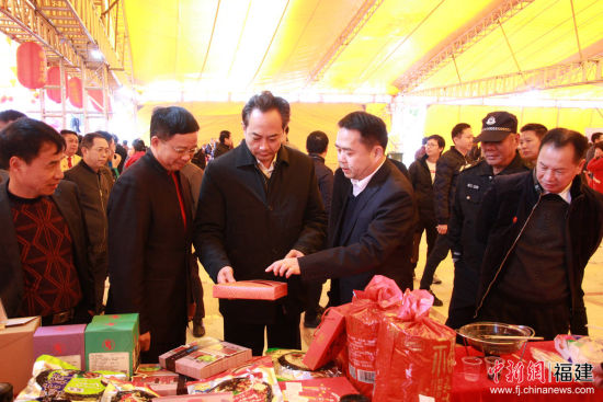 与会领导嘉宾参观现场展出的当地美食名产。(王伟鹏 摄) 与会领导嘉宾参观现场展出的当地美食名产。(王伟鹏 摄)