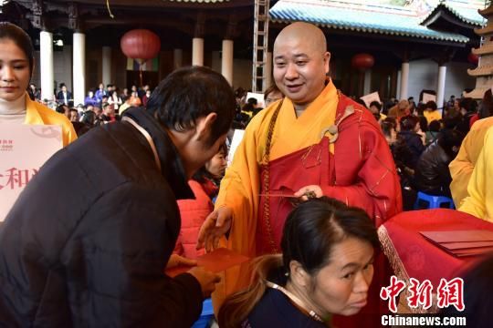 则悟大和尚为受助社区民众发放慰问金。供图 则悟大和尚为受助社区民众发放慰问金。供图