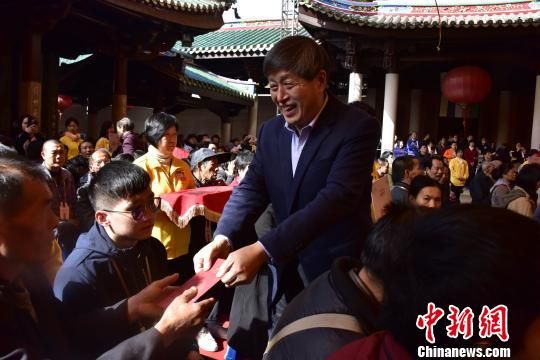 厦门市领导为受助社区民众发放慰问金。供图 厦门市领导为受助社区民众发放慰问金。供图