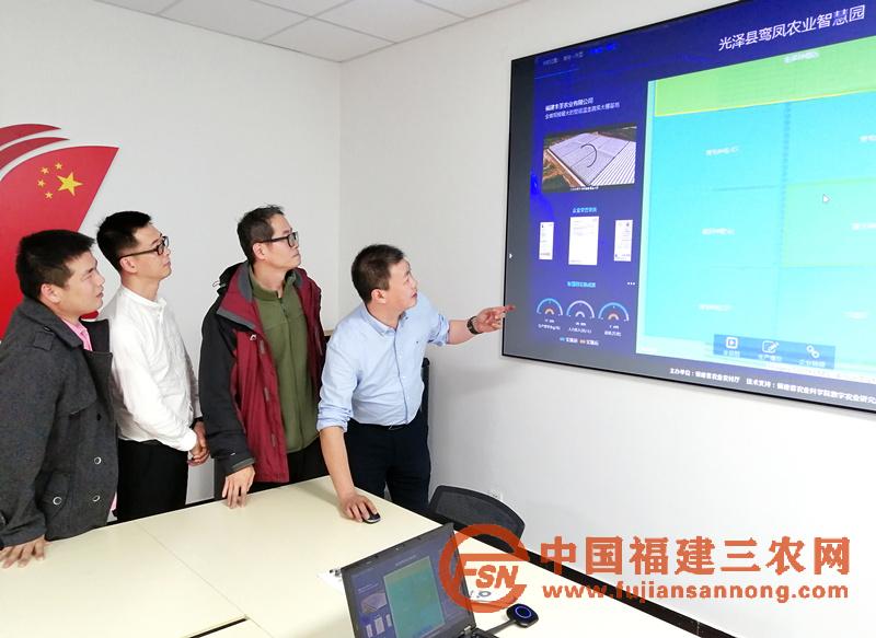8、省农科院专家在福州察看光泽县鸾凤农业智慧园生产情况(黄献光 摄)_副本.jpg