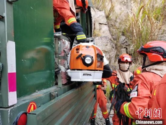 据福建省森林消防披露,15时10分,福建省森林消防总队三明支队泉州大队派出54名指战员前往扑救。 福建省森林消防供图 摄 据福建省森林消防披露,15时10分,福建省森林消防总队三明支队泉州大队派出54名指战员前往扑救。 福建省森林消防供图 摄