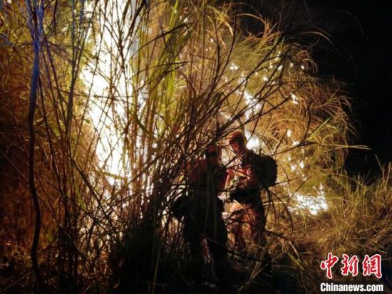 2月23日11时00分,福建省莆田市涵江区大洋乡突发森林火灾。 福建省森林消防供图 2月23日11时00分,福建省莆田市涵江区大洋乡突发森林火灾。 福建省森林消防供图