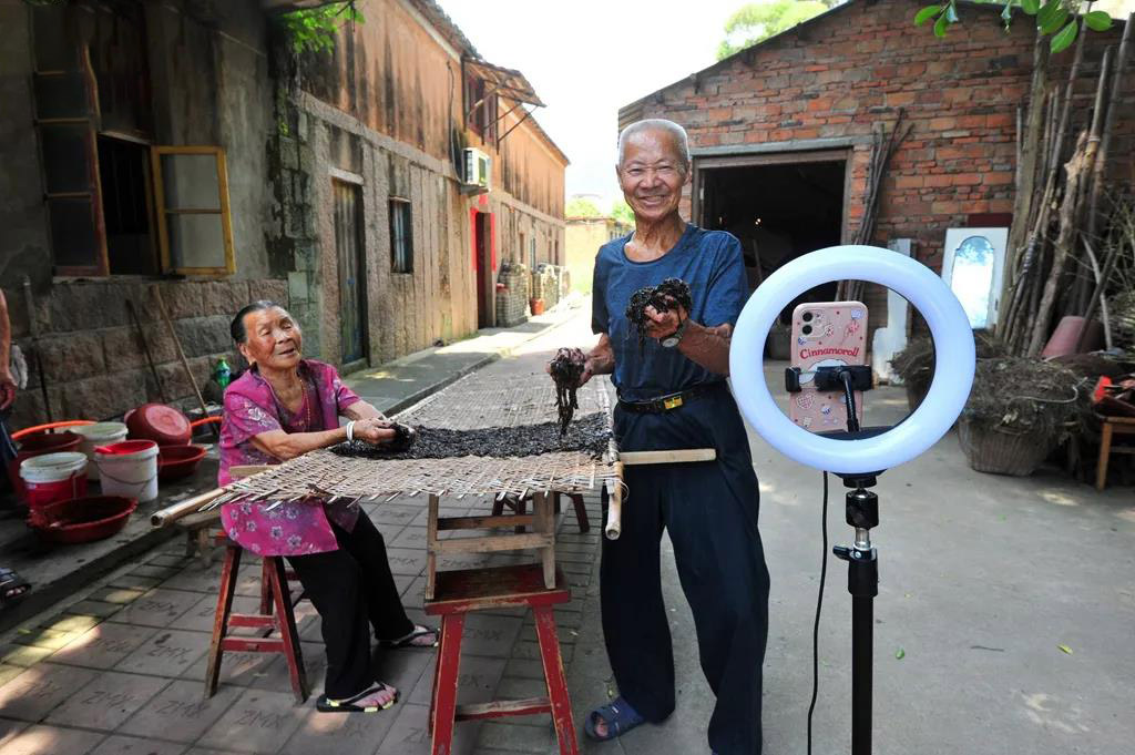 null 网红长寿夫妻1.jpg