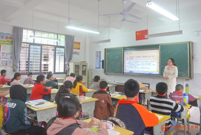 在永春县下洋镇上姚小学宽敞明亮的教室里,老师正在运用多媒体触屏一体机给孩子们上语文课。( 郑伊兰 摄).jpg