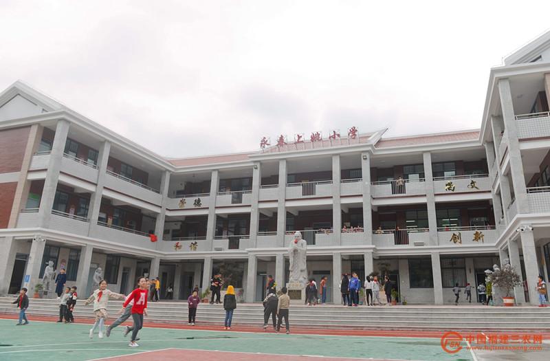 永春县下洋镇上姚小学孩子们在红白相间的塑胶跑道上尽情奔跑。( 郑伊兰 摄).jpg