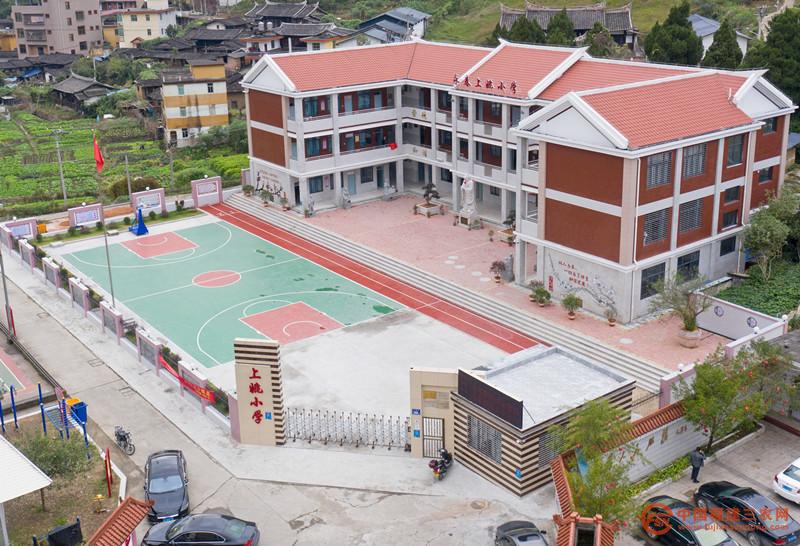 翻建后的上姚小学占地面积2894m²,现有7个教学班。新校舍7套数控一体机班班通,设立了爱心图书室、美术室、电脑室等功能教室,建设了运动场和塑胶跑道,为学生提供了更好的教学环境。_.jpg
