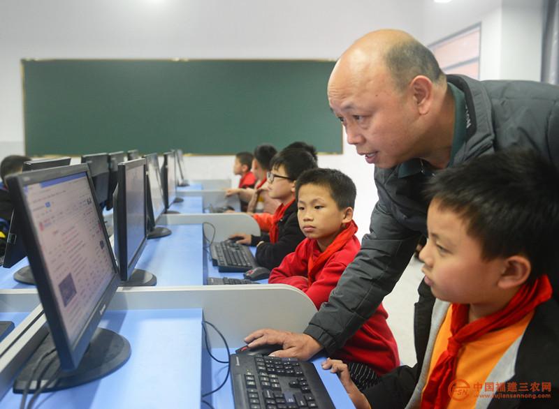 永春县下洋镇上姚小学孩子们正在电脑室里上计算机课。( 郑伊兰 摄).jpg