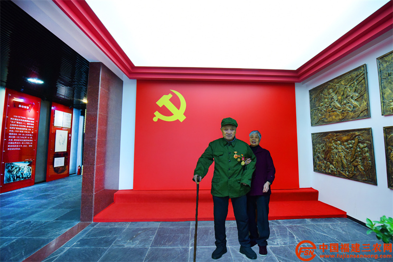 “今年建党百年了,我有68年党龄,没有共产党人曾经战场上浴血奋战,就过不上现在我们这么幸福的日子。”叶乌伢老人和老伴在党史学习教育参观学习点浦城中央苏区纪念馆的党旗前一边留影,一边激动地说。(黄杰敏 摄).jpg