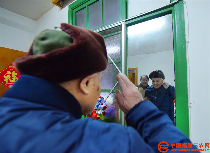 对着镜子,叶乌伢老战士敬了一个军礼。(黄杰敏 摄).jpg