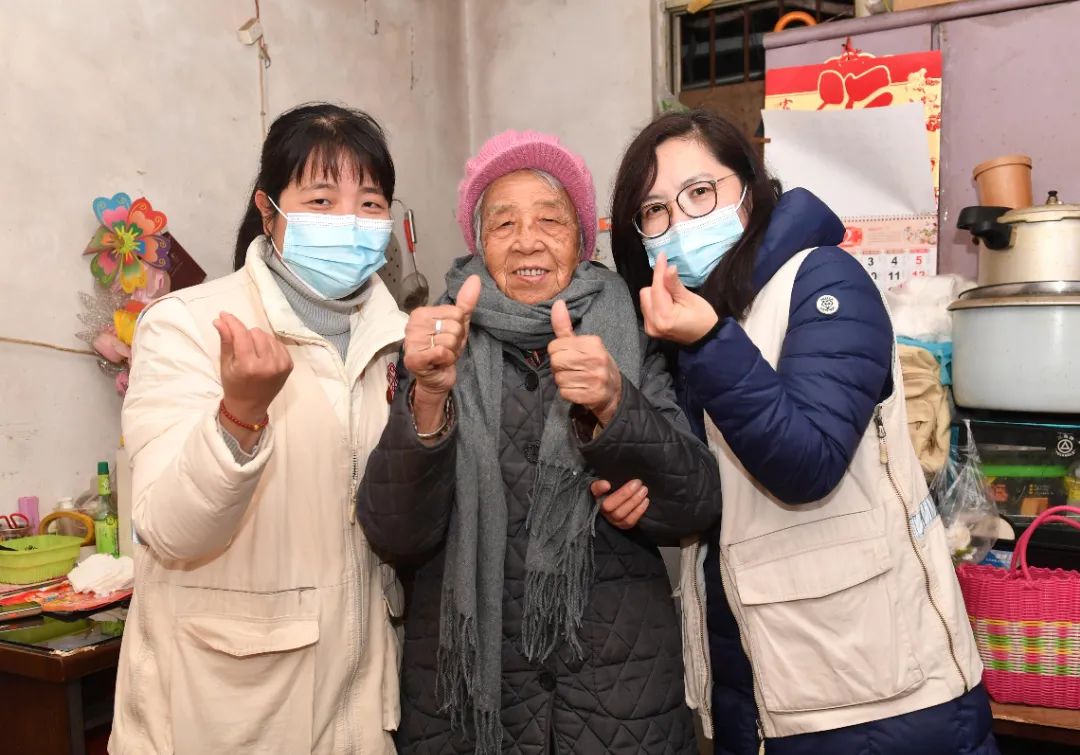 天寒人暖!一个举动,让福州独居老人好暖心…… 天寒人暖!一个举动,让福州独居老人好暖心……