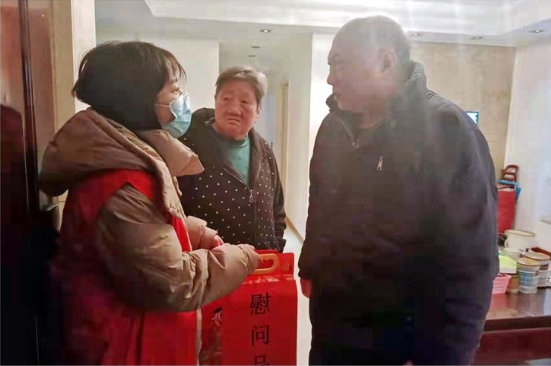 寒风里的温暖:台江“红马甲”心系困难群众