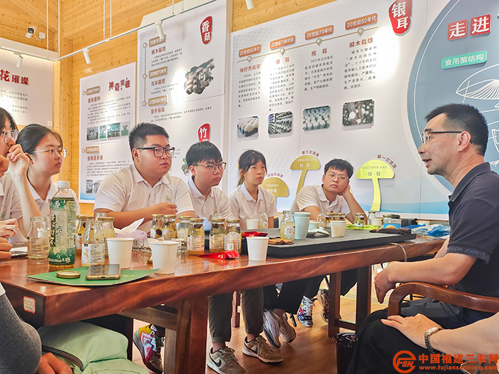 实践队员采访鑫康达食用菌有限公司总经理彭焜先生。(通讯员 李界欣 摄).jpg