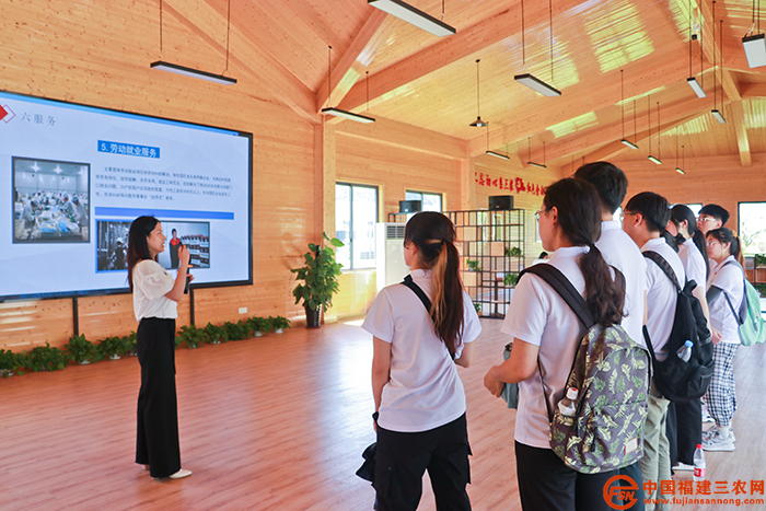 林峰珍向实践队员介绍食用菌产业园社会服务中心运行模式。(通讯员 李界欣 摄).jpg